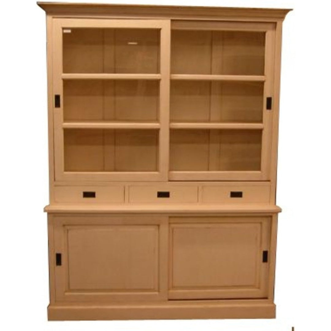Naturbraunes Holz bestimmt den hohen Buffetschrank im Landhausstil