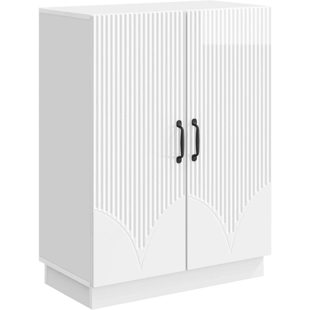 Sideboard verbindet einen Spiegel und glaenzende Oberflaechen