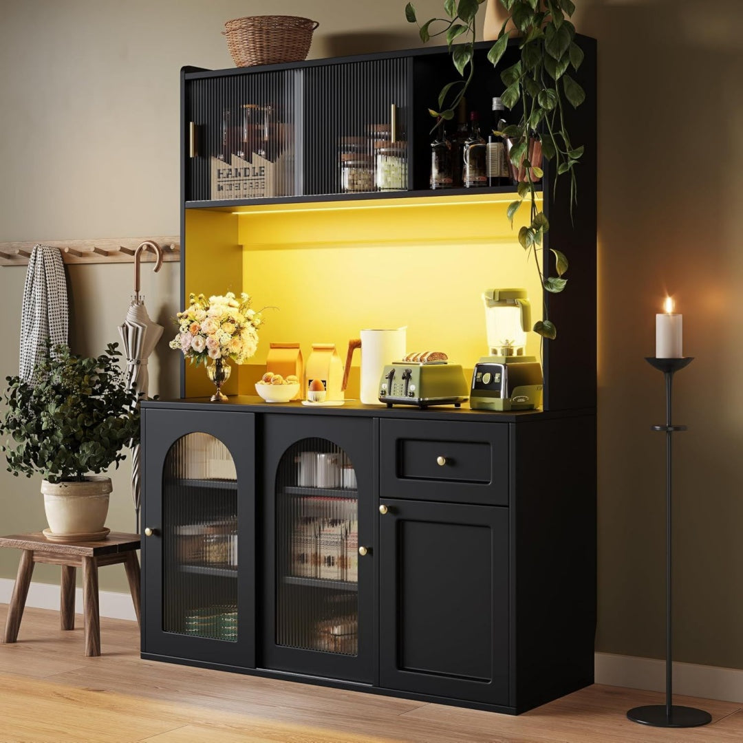 Hochschrank mit LED Beleuchtung und Schiebetueren