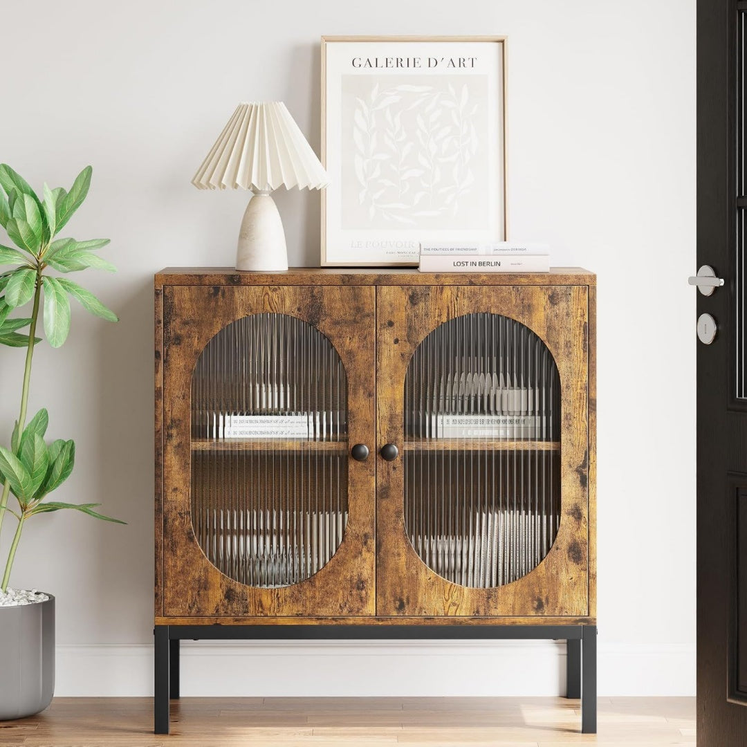 Die Gestaltung von dem Sideboard wird durch Rattan gepraegt
