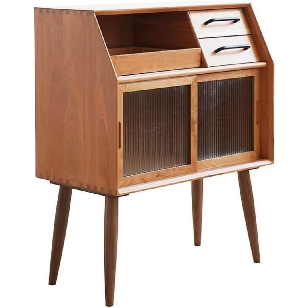Offene Ablagen praegen das Sideboard in Braun