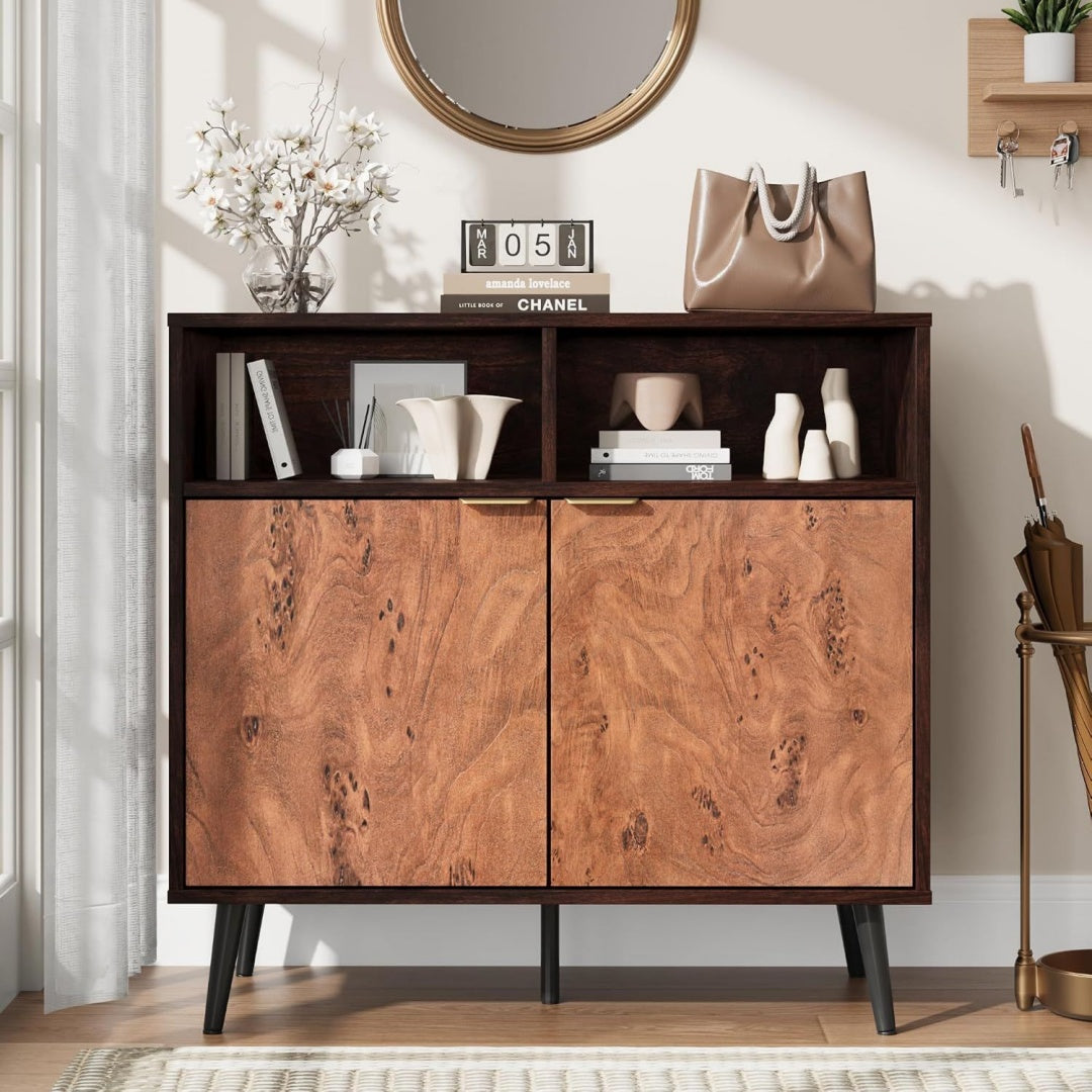Sideboard verbindet Metallgriffe und offene Ablagen