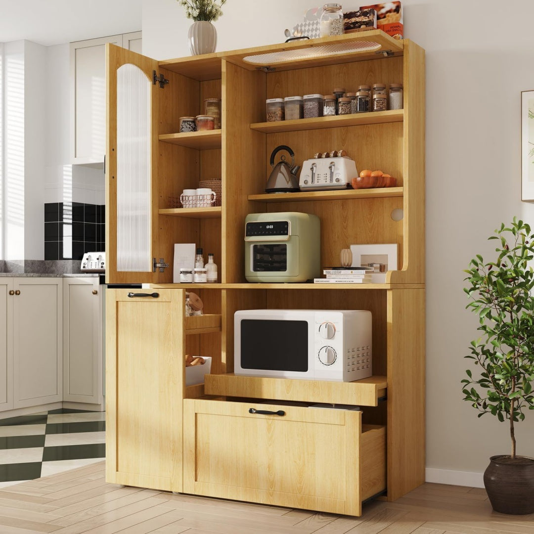 Glastueren treffen auf gerundete Konturen an dem Sideboard