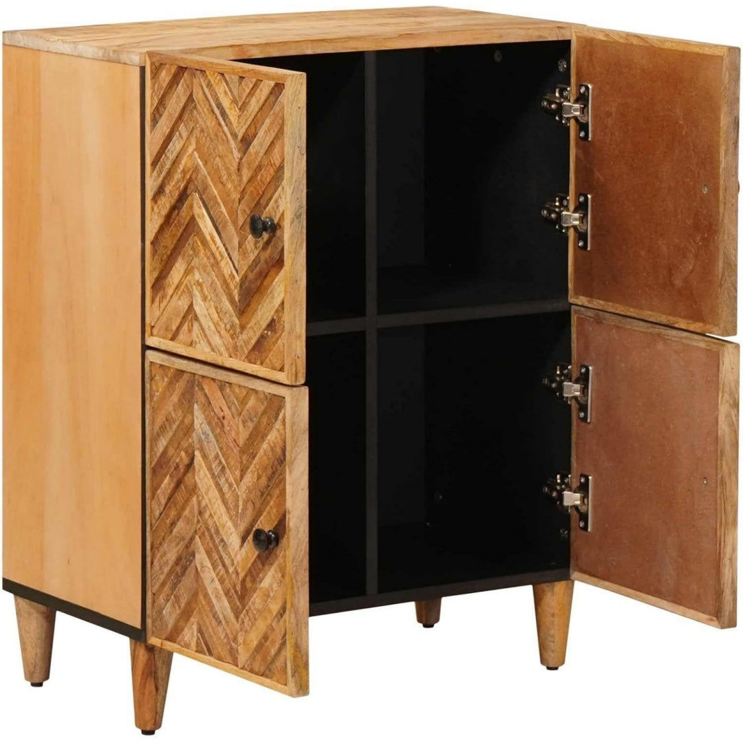 Geschlossener Stauraum an dem Sideboard in Naturbraun