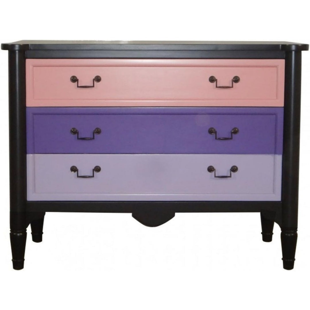 Das Sideboard setzt auf eine Farbgebung in Rosa und Violett