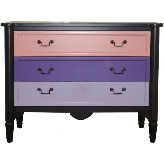 Das Sideboard setzt auf eine Farbgebung in Rosa und Violett