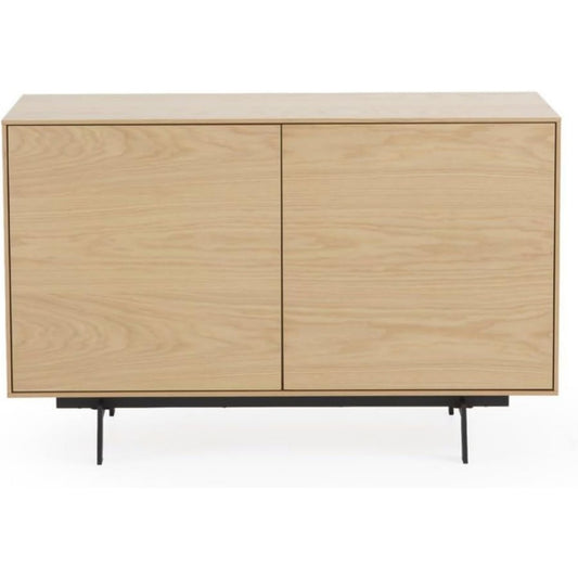 Verstellbare Ablagen und ein Metallgestell an dem Sideboard
