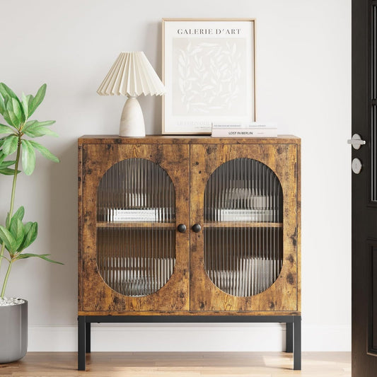 Die Gestaltung von dem Sideboard wird durch Rattan gepraegt