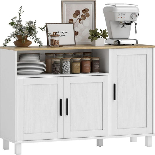 3 Tueren treffen auf offene Ablagen an dem Sideboard